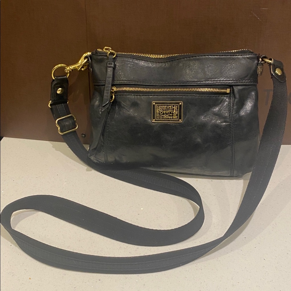 Coach poppy black bag you can wear as crossbody with gold zipper
